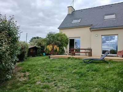 Jardin de l'établissement maison à 5 min de la plage