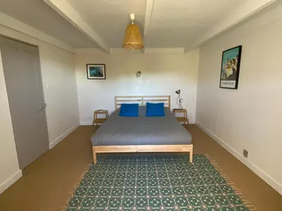 Un ou plusieurs lits dans un hébergement de l'établissement Maison proche des plages -grand jardin