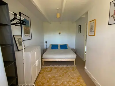 Un ou plusieurs lits dans un hébergement de l'établissement Maison proche des plages -grand jardin