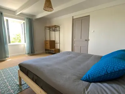 Un ou plusieurs lits dans un hébergement de l'établissement Maison proche des plages -grand jardin
