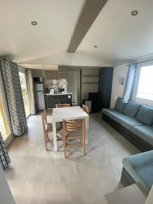 Cuisine ou kitchenette dans l'établissement mobil home 394 - Domaine de Kerlann
