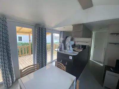 Cuisine ou kitchenette dans l'établissement mobil home 394 - Domaine de Kerlann