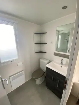 Salle de bains dans l'établissement mobil home 394 - Domaine de Kerlann