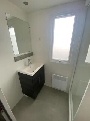 Salle de bains dans l'établissement mobil home 394 - Domaine de Kerlann