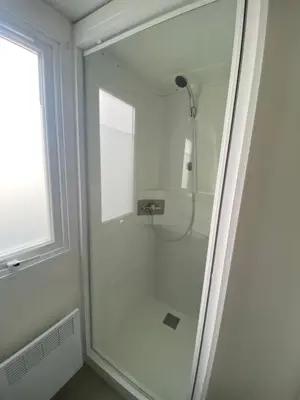 Salle de bains dans l'établissement mobil home 394 - Domaine de Kerlann