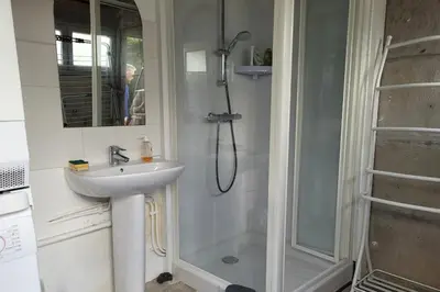Salle de bains dans l'établissement CHARMANTE MAISON à TREBEURDEN