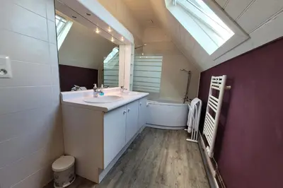 Salle de bains dans l'établissement CHARMANTE MAISON à TREBEURDEN