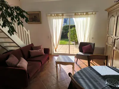Coin salon dans l'établissement Gite de Kervao, Camélias, proche mer (800 mètres), meublé tourisme 3 étoiles
