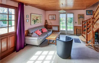 Coin salon dans l'établissement Nice Home In Pleuven With Wifi