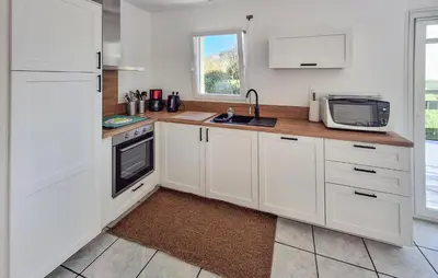 Cuisine ou kitchenette dans l'établissement Holiday Home Fleurac P-697