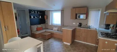 Cuisine ou kitchenette dans l'établissement mobil home 235