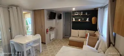 Coin salon dans l'établissement mobil home 235