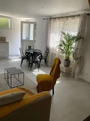 Coin salon dans l'établissement Le gîte Marie-Galante : Belle maison d'hôtes avec accès piscine en été