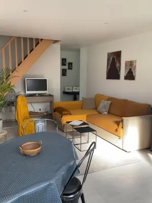 Coin salon dans l'établissement Le gîte Marie-Galante : Belle maison d'hôtes avec accès piscine en été