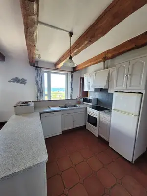 Cuisine ou kitchenette dans l'établissement Maison reposante face à la mer avec accès plage