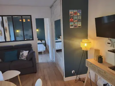 Télévision ou salle de divertissement dans l'établissement Charmant appartement avec jardin