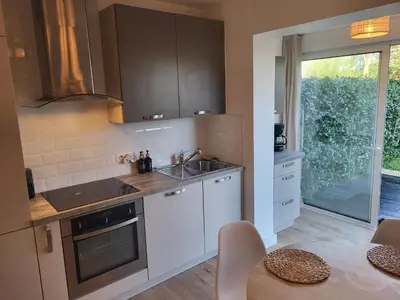 Cuisine ou kitchenette dans l'établissement Charmant appartement avec jardin