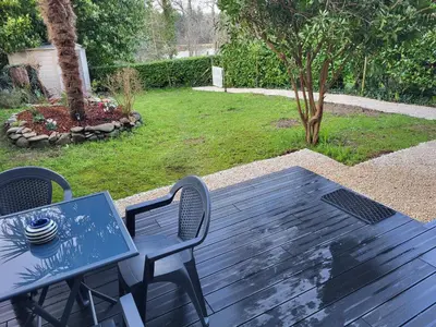Jardin de l'établissement Charmant appartement avec jardin