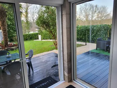 Jardin de l'établissement Charmant appartement avec jardin