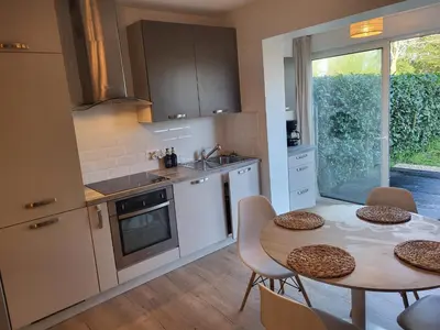 Cuisine ou kitchenette dans l'établissement Charmant appartement avec jardin