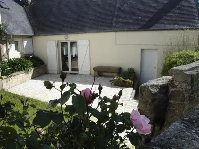 Plan de l'établissement Maison bretonne avec une jolie cour fermée et fleurie avec WIFI à TREBEURDEN - Réf 679
