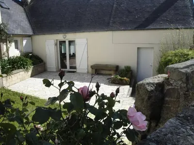 Plan de l'établissement Maison bretonne avec une jolie cour fermée et fleurie avec WIFI à TREBEURDEN - Réf 679