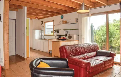 Cuisine ou kitchenette dans l'établissement Nice Home In Plounéour-Trez With Sauna