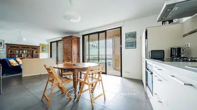 Cuisine ou kitchenette dans l'établissement ROSEMARINE - APPARTEMENT CONCARNEAU VUE MER 2 adultes/2enfants