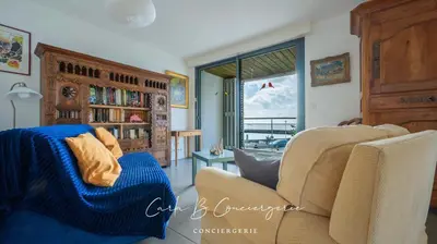 Coin salon dans l'établissement ROSEMARINE - APPARTEMENT CONCARNEAU VUE MER 2 adultes/2enfants