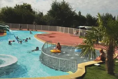 Piscine de l'établissement ZEcamping 3 à 500m de la plage parc aquatique toboggans dog friendly ou située à proximité