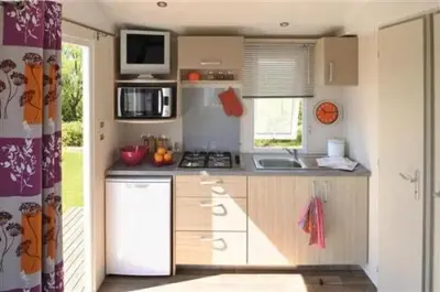 Cuisine ou kitchenette dans l'établissement ZEcamping 3 à 500m de la plage parc aquatique toboggans dog friendly