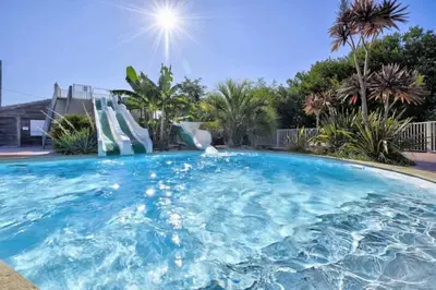 Piscine de l'établissement ZEcamping 3 à 500m de la plage parc aquatique toboggans dog friendly ou située à proximité