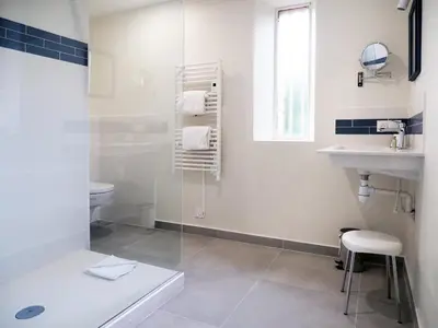 Salle de bains dans l'établissement Maison de charme à Porspoder Piscine extérieure, proche plages & calme