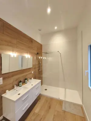Salle de bains dans l'établissement Maison Penmarc'h 800 m plage, 10 mn Guilvinec et La Torche