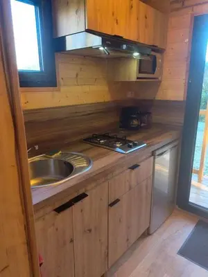Cuisine ou kitchenette dans l'établissement LES ROULOTTES DU MOULIN