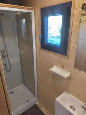 Salle de bains dans l'établissement LES ROULOTTES DU MOULIN
