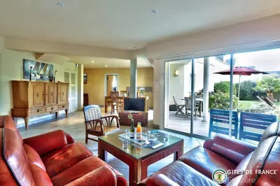 Coin salon dans l'établissement LocaLise - A80 - La villa blanche - Côté jardin - Plain-pied - Wifi inclus - Draps inclus - Animaux bienvenue