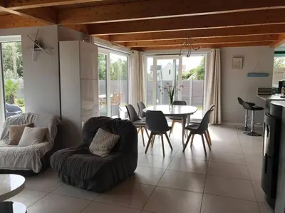 Coin salon dans l'établissement Maison agréable à deux pas d’une belle plage