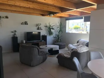 Coin salon dans l'établissement Maison agréable à deux pas d’une belle plage