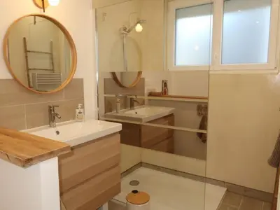 Salle de bains dans l'établissement Villa Ty PY : Charme moderne et tranquillité