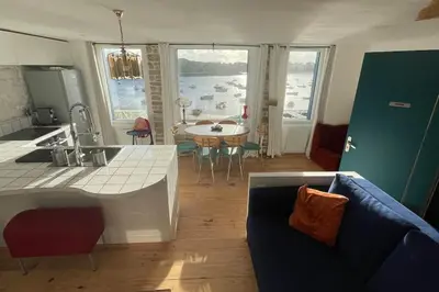 Cuisine ou kitchenette dans l'établissement Vue imprenable sur le port