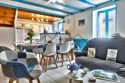 Coin salon dans l'établissement LocaLise - M2B - Maison de vacances à la pointe de Lechiagat - Wifi inclus - Draps inclus - Terrain entièrement clos - Maison de plain pied