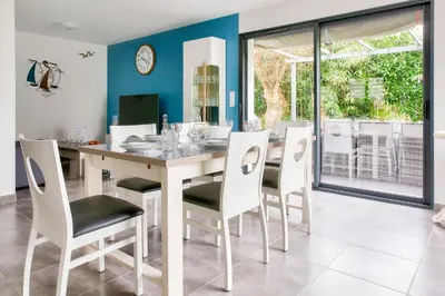 Télévision ou salle de divertissement dans l'établissement Maison pour 7 - jardin - accès pmr - 5min plage