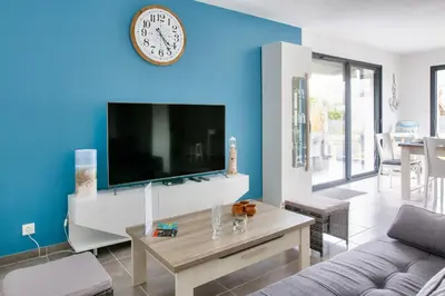 Télévision ou salle de divertissement dans l'établissement Maison pour 7 - jardin - accès pmr - 5min plage
