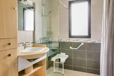 Salle de bains dans l'établissement Maison pour 7 - jardin - accès pmr - 5min plage