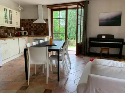 Cuisine ou kitchenette dans l'établissement Gîte de Kerdrein, en campagne proche de la mer