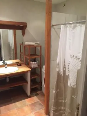 Salle de bains dans l'établissement Gîte de Kerdrein, en campagne proche de la mer