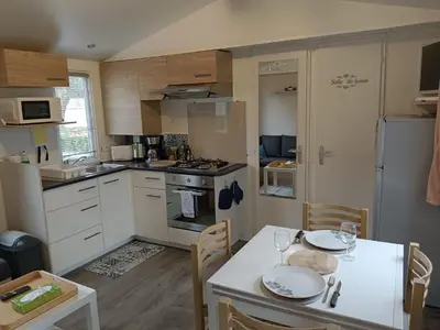 Cuisine ou kitchenette dans l'établissement Bungalow Pont- aven