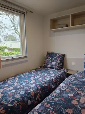 Un ou plusieurs lits dans un hébergement de l'établissement Bungalow Pont- aven