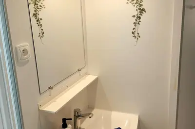 Salle de bains dans l'établissement Bungalow Pont- aven